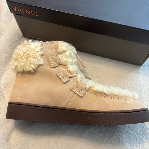 NIB Vionic Orthopedic Neutral Fuzzy Sherpa Boots - Picture 10 of 11
